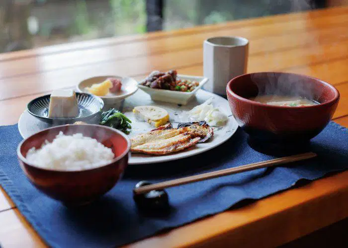 Sarapan Lokal di Pasar Tsukiji Tokyo: Onigiri, Grilled Fish, dan Miso Soup